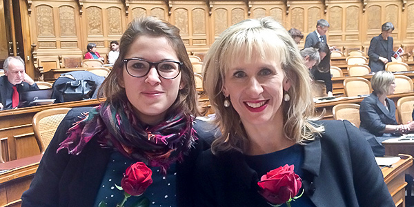 Priska Seiler Graf mit Mattea Meyer im Nationalratssaal